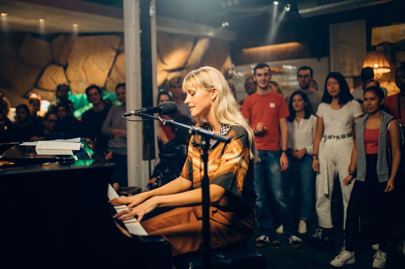 angele qui joue au piano et chante